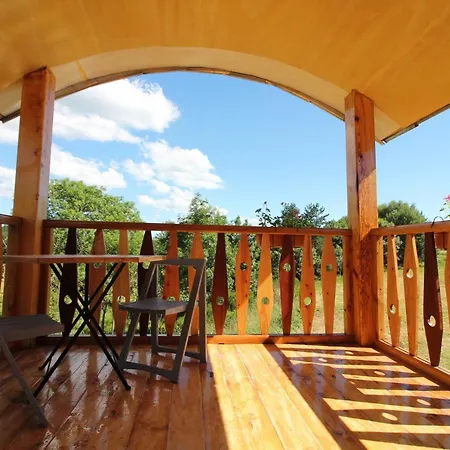 Roulotte Imperiale Perchee- Camping