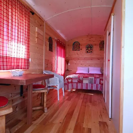 Camping Roulotte Imperiale Perchee- *