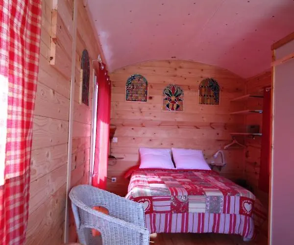 Roulotte Impériale Perchée- Camping *