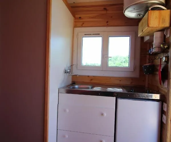 Roulotte Impériale Perchée- Camping Sembadel